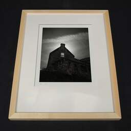 Photographie d'art et collection Denis Olivier, Sun Behind The Window, Edinburgh Castle, Écosse. Août 2022. Ref-11647 - Denis Olivier Photographie, cadre bois clair sur fond sombre