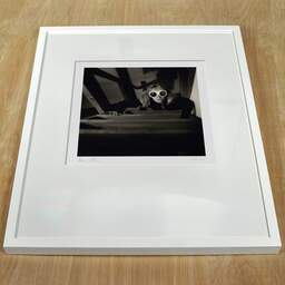 Photographie d'art et collection Denis Olivier, The Intruder, Etude 2, Bordeaux, France. Décembre 2005. Ref-837 - Denis Olivier Photographie, cadre blanc sur une table en bois