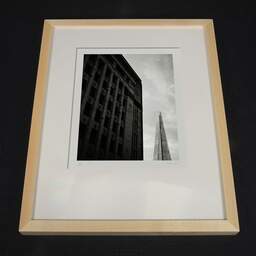 Photographie d'art et collection Denis Olivier, The Shard From Adelaide House, London, Angleterre. Août 2022. Ref-11674 - Denis Olivier Photographie d'Art, cadre bois clair sur fond sombre