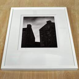 Photographie d'art et collection Denis Olivier, Two Chimneys, Edinburgh, Écosse. Août 2022. Ref-11616 - Denis Olivier Photographie, cadre blanc sur une table en bois