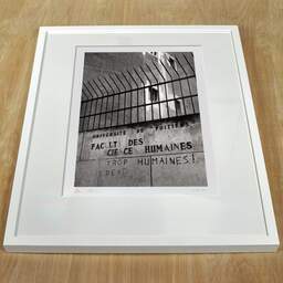 Photographie d'art et collection Denis Olivier, University, Poitiers, France. Janvier 1990. Ref-776 - Denis Olivier Photographie, cadre blanc sur une table en bois