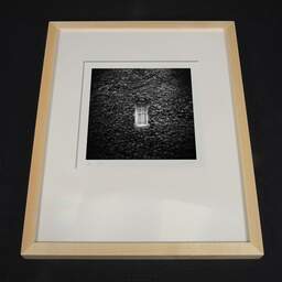 Photographie d'art et collection Denis Olivier, Window, Royan, France. Mai 2021. Ref-11452 - Denis Olivier Photographie, cadre bois clair sur fond sombre
