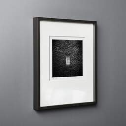 Photographie d'art et collection Denis Olivier, Window, Royan, France. Mai 2021. Ref-11452 - Denis Olivier Photographie, cadre bois noir sur fond gris