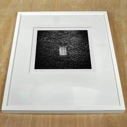 Photographie d'art et collection Denis Olivier, Window, Royan, France. Mai 2021. Ref-11452 - Denis Olivier Photographie, cadre blanc sur une table en bois