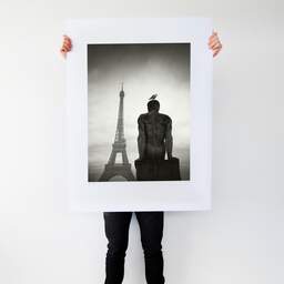 Art and collection photography Denis Olivier, Seagull Over The Man, Trocadéro Garden, Paris, France. February 2023. Ref-11656 - Denis Olivier Photography, Large original photographic art print in limited edition and signed tenu par un homme