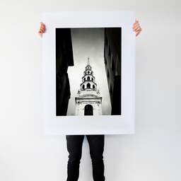 Art and collection photography Denis Olivier, St Bride's Church, London, England. August 2022. Ref-11659 - Denis Olivier Photography, Large original photographic art print in limited edition and signed tenu par un homme